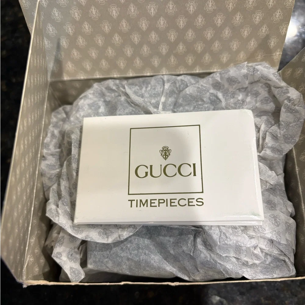 Gucci Gold Timepiece with Interchangeable Bezels - Picture 6 of 9